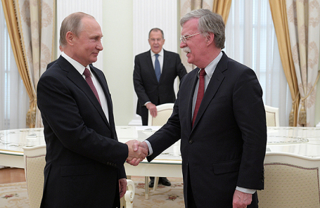 Владимир Путин и Джон Болтон во время встречи в Кремле.