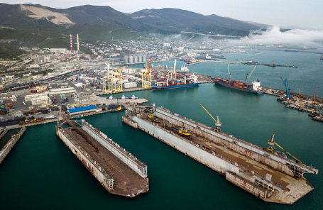 Вид на морской торговый порт в Новороссийской (Цемесской) бухте.