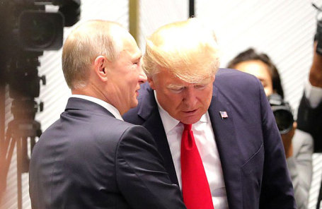 Президент РФ Владимир Путин (слева) и президент США Дональд Трамп.