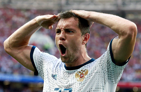 Артем Дзюба во время матча.