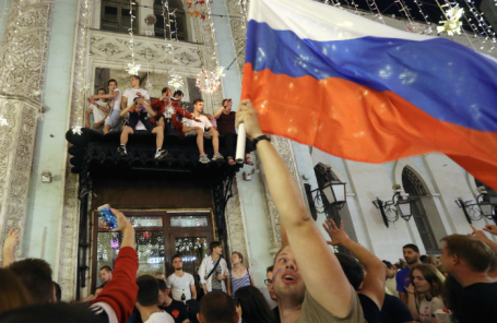 Болельщики на Никольской улице празднуют победу сборной России в матче 1/8 финала чемпионата мира над командой Испании.