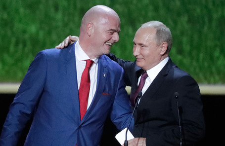 Президент FIFA Джанни Инфантино и президент России Владимир Путин во время гала-концерта в Большом театре.