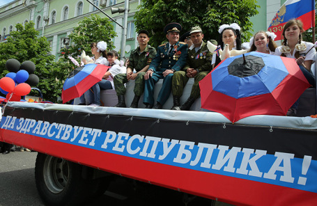 Праздничное шествие в честь Дня Республики в Донецке.
