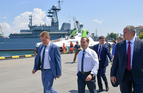 Губернатор Севастополя Дмитрий Овсянников, премьер-министр РФ Дмитрий Медведев и глава Республики Крым Сергей Аксенов (слева направо) во время церемонии открытия регулярного движения скоростного судна «Комета» между Севастополем и Ялтой.