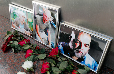 Цветы у Центрального дома журналиста в память об убитых в ЦАР журналистах.