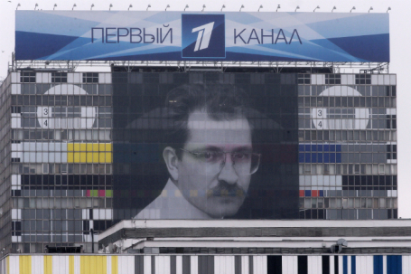 Портрет журналиста Владислава Листьева на здании телецентра «Останкино».