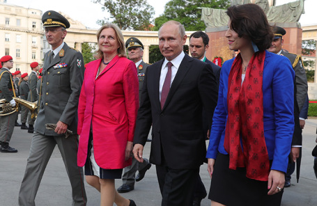 Карин Кнайсль (слева) и Владимир Путин.