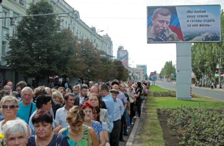 Жители Донецка в очереди у здания Донецкого театра оперы и балета, где проходило прощание с главой ДНР Александром Захарченко.
