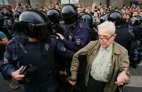 Задержания участников акции против повышения пенсионного возраста в Санкт-Петербурге.
