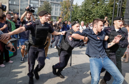 Задержание участника митинга против пенсионной реформы в Москве.