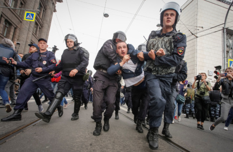 Задержания участников акции против повышения пенсионного возраста в Санкт-Петербурге.