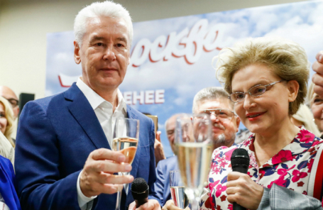 Сергей Собянин и телеведущая Елена Малышева в предвыборном штабе после закрытия избирательных участков.