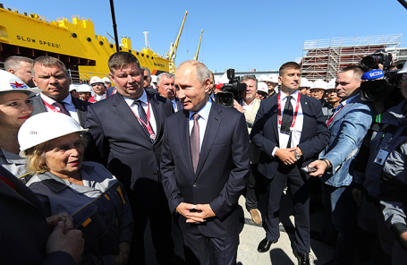 Владимир Путин во время посещения судостроительного комплекса «Звезда».