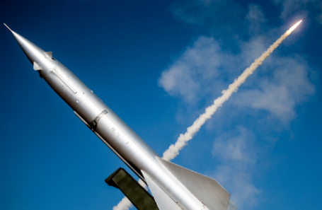 Боевой запуск из зенитно-ракетного комплекса С-300 соединения противовоздушной обороны (ПВО) (на втором плане).