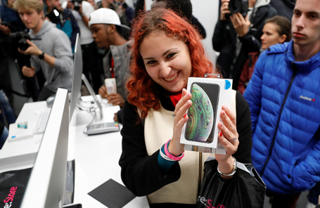 Одна из первых покупательниц нового iPhone в магазине на Тверской улице. Москва.