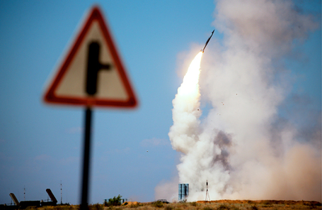 Боевой запуск из ЗРК С-300 в рамках военных учений. Архив.