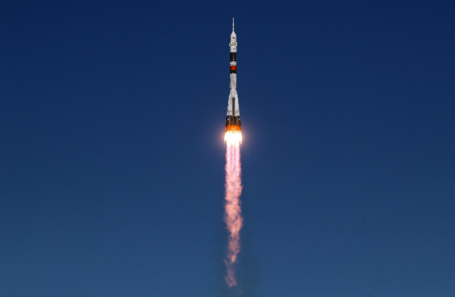 Запуск ракеты-носителя «Союз-ФГ» с кораблем «Союз МС-10» на Байконуре.