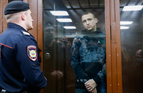 Россия. Москва. Футболист Павел Мамаев (справа), обвиняемый в хулиганстве по предварительному сговору, в Тверском суде.