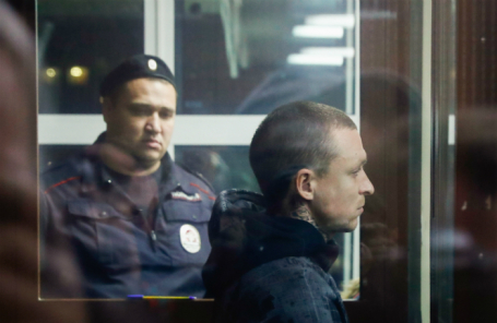 Футболист Павел Мамаев (на первом плане), обвиняемый в хулиганстве по предварительному сговору, в Тверском суде. 