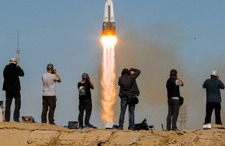Запуск ракеты-носителя «Союз-ФГ» с кораблем «Союз МС-10».