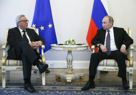 Президент Европейской комиссии Жан-Клод Юнкер и президент РФ Владимир Путин (слева направо).