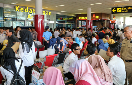 Родственники пассажиров самолета компании Lion Air.