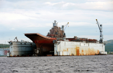 Авианосец «Адмирал Кузнецов» в плавучем доке. Август 2010 года.