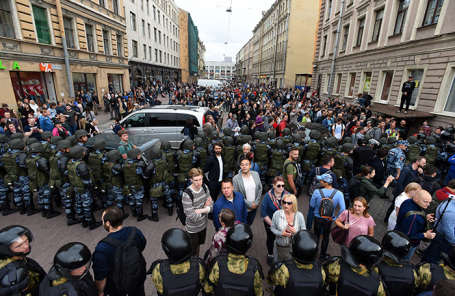 https://cdn.bfm.ru/news/maindocumentphoto/2018/11/08/miting.jpg