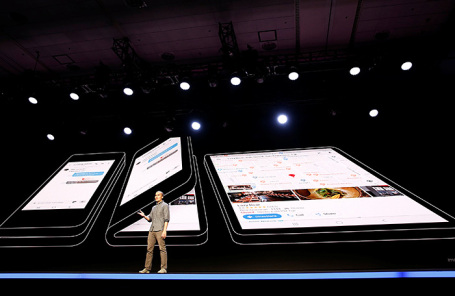 Глава Android UX Глен Мерфи представляет складной дисплей Samsung Infinity Flex на конференции в Калифорнии.