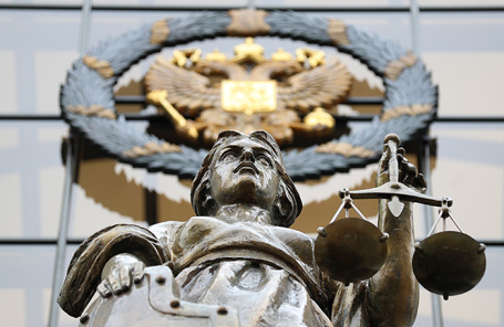 У здания Верховного суда России.