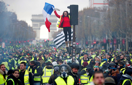 https://cdn.bfm.ru/news/maindocumentphoto/2018/11/24/2018-11-24t104817z_1444379157_rc1fd153ce40_rtrmadp_3_france-protests.jpg