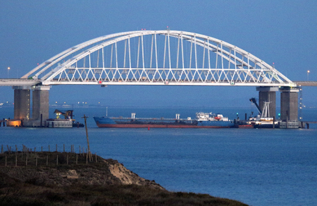 Проход для судов под Крымским мостом, перекрытый для гражданских судов в целях безопасности, после того как три корабля Военно-морских сил Украины нарушили госграницу РФ и вошли в территориальные воды страны.
