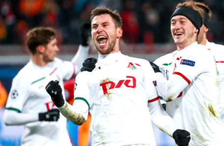 Игроки «Локомотива» Гжегож Крыховяк и Антон Миранчук (слева направо).