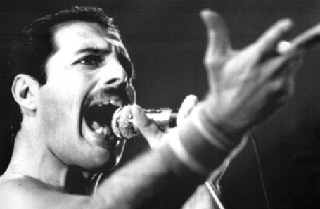 Фредди Меркьюри, лидер группы Queen.