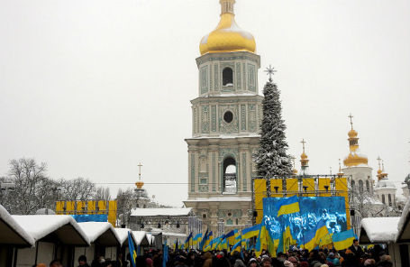 Сторонники автокефалии для Украины во время ожидания молебна на Софийской площади перед началом «объединительного собора».