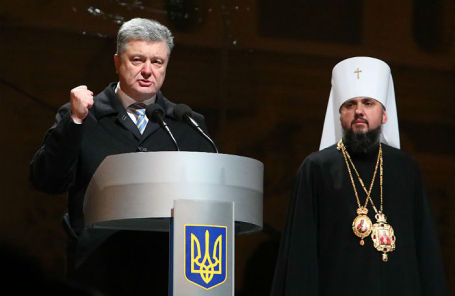 Петр Порошенко и епископ новой Украинской православной церкви Киевского патриархата (УПЦ КП) Епифаний во время «объединительного собора» на Софийской площади.