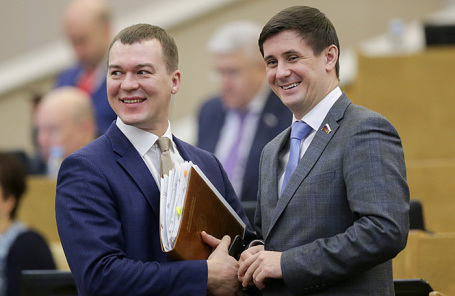 Председатель комитета Госдумы по делам молодежи Михаил Дегтярев (слева) и член комитета по информационной политике и связи Вадим Деньгин на пленарном заседании.