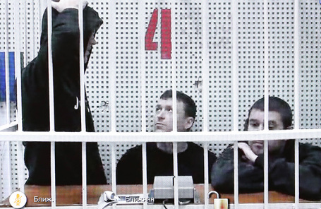 Павел Мамаев (в центре) на мониторе по видеосвязи из СИЗО.