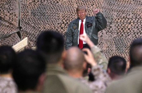 Дональд Трамп во время визита в Ирак.