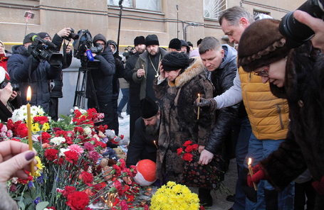 В память о погибших жители Магнитогорска несут цветы и игрушки к дому, где произошел взрыв газа.