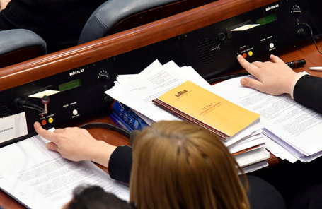 Голосование на заседании парламента в Скопье, Македония.