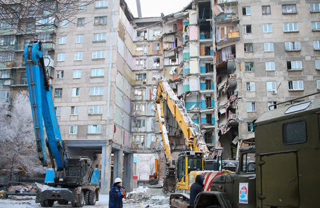 На месте обрушения подъезда жилого дома №164 на проспекте Карла Маркса в Магнитогорске.