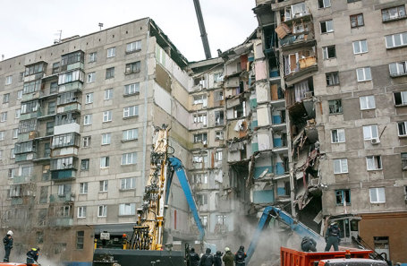 На месте обрушения подъезда жилого дома № 164 на проспекте Карла Маркса в Магнитогорске.