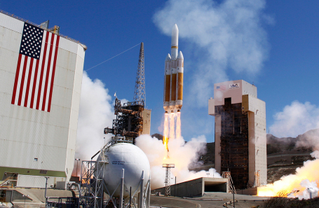 Запуск ракеты-носителя Delta 4 Heavy с разведывательным спутником на борту.