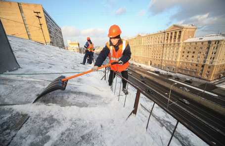 Очистка кровли от снега в центре Москвы.