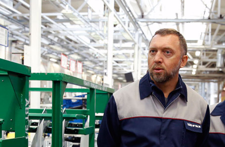 Олег Дерипаска во время посещения Горьковского автомобильного завода.