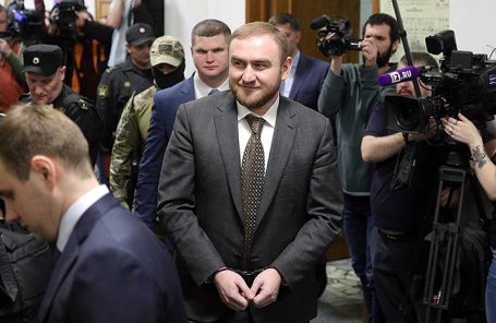 Рауф Арашуков (в центре) в здании Басманного суда.