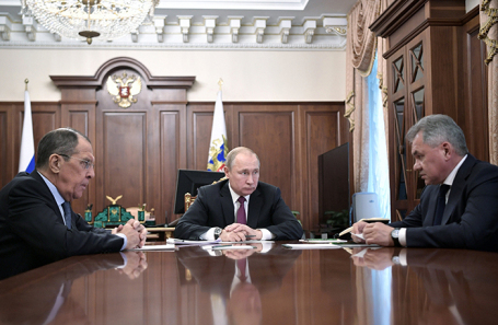 Владимир Путин на совещании с главой Минобороны России Сергеем Шойгу и главой МИД РФ Сергеем Лавровым в Кремле, 2 февраля 2019 года.