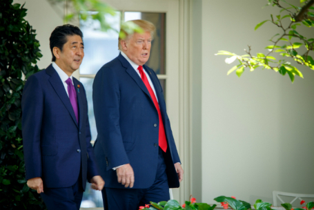 Премьер-министр Японии Синдзо Абэ и президент США Дональд Трамп.