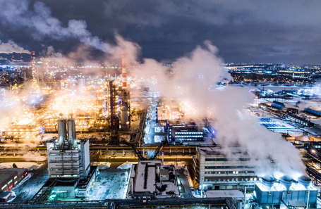 Московский нефтеперерабатывающий завод в районе Капотня.